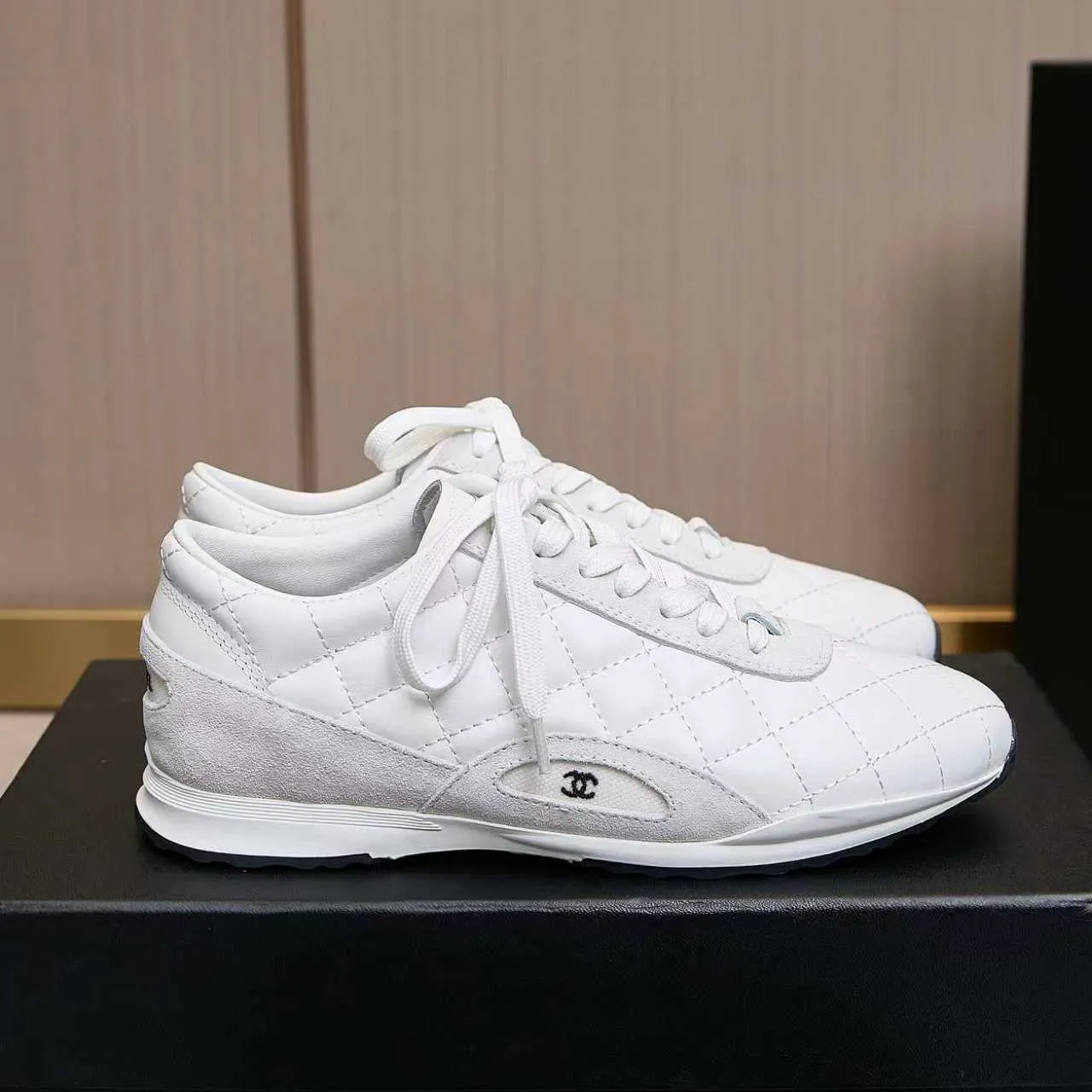 p560 Chanel Chanel - 2025 counter top casual sports shoes This classic design; the upper is electro-embroidered with a variety of techniques; the outsole is fashionable and sporty; the extraordinary inclusion of a variety of color matching elements... The diversified mix and match is very good-looking and versatile, casual, fashionable, sports and outdoor can be taken into account... ꫛꫀꪝ Go➫ Material: ❶Upper made of: original imported high silk cowhide suede ❷Inner use: Original imported breathable mesh ❸ Outsole based on: Original TPU combination outsole Counter boutique packaging complete set Female 35–41 Male 38-46